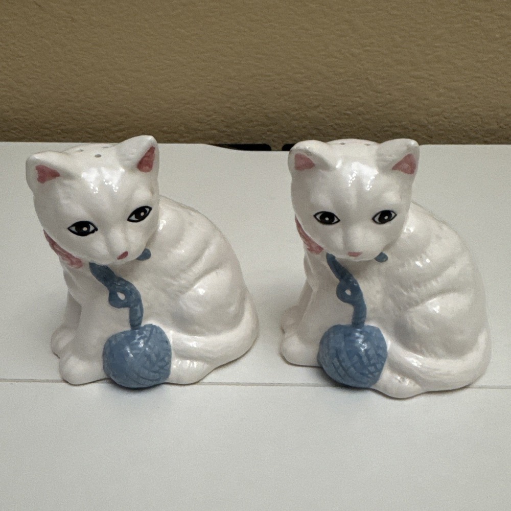 Asia Master Cats With Yarn Salt & Pepper Shaker. Hand Painted Vintage White/blue